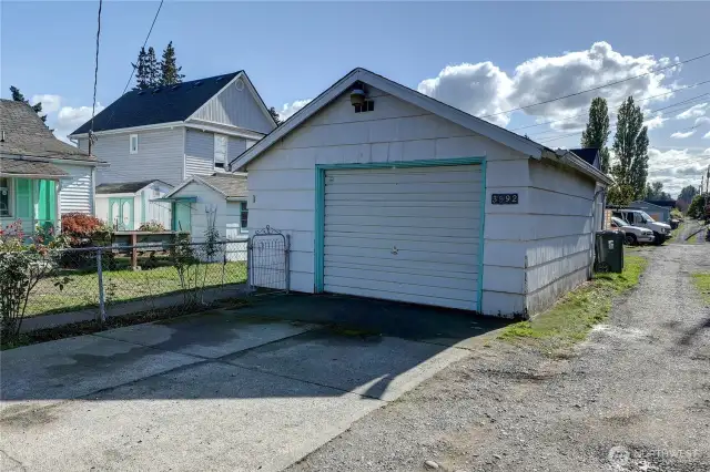 Detached garage