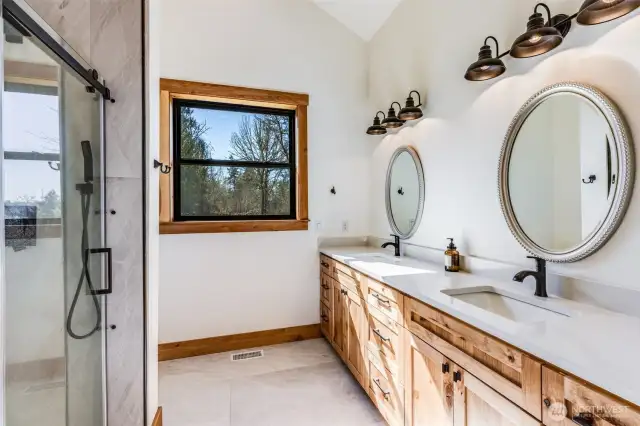 Primary Bedroom en Suite Bathroom