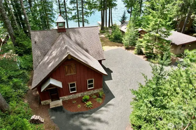 Beautiful 3-car garage w/ 50-year Presidential roof and accented w/ stone.