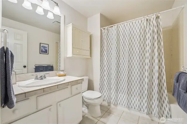 Full bath upstairs with tile detail