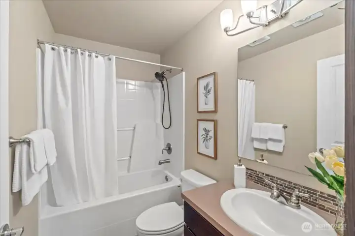 Upstairs full bathroom.