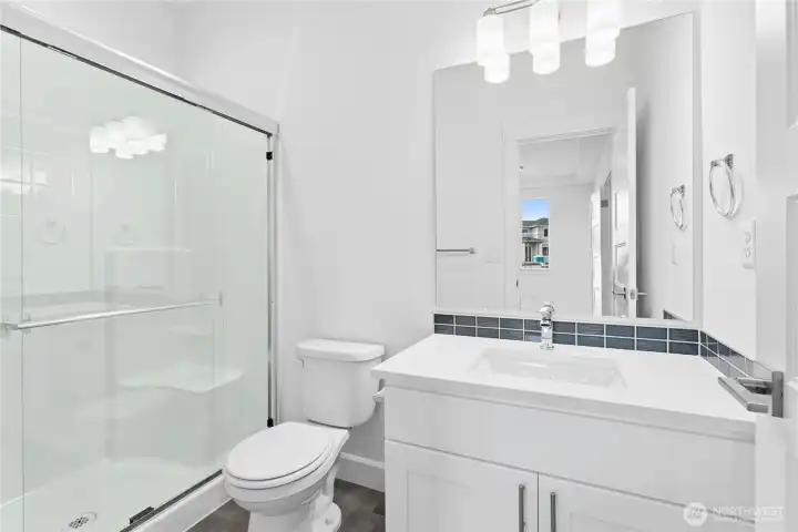 Main floor Ensuite. Main floor Ensuite.