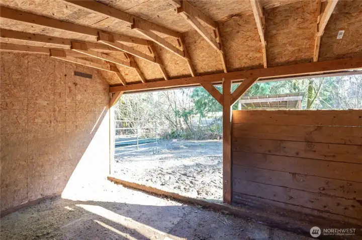 Large stall area for multiple horses