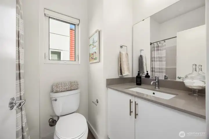 Second en suite bath.