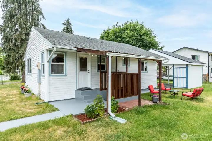11711 12th Ave S, Tacoma has plenty of spaces for inside & outdoor enjoyment. Add & big outdoor kitchen and enjoy year round entertainment!