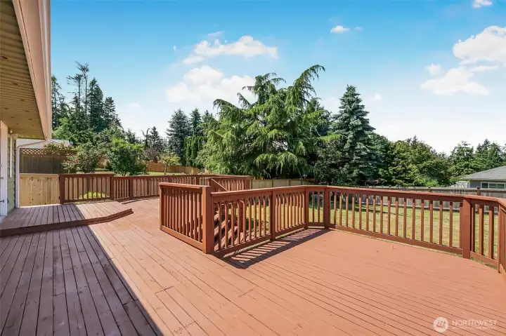 Large deck, perfect for entertaining!