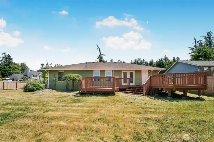 Imagine the entertaining possibilites with this beautiful backyard!