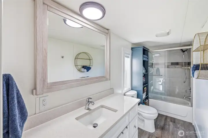 Primary Ensuite Bathroom w/ granite countertops
