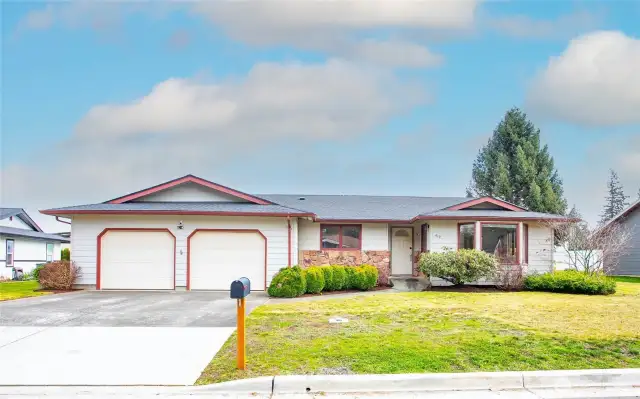 Welcome home - spacious rambler with finished basement close to trails, park, amenities & more! Great west Lynden neighborhood