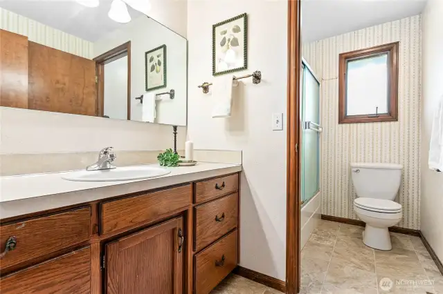 Full guest bath on main w/separate tub/shower & commode room