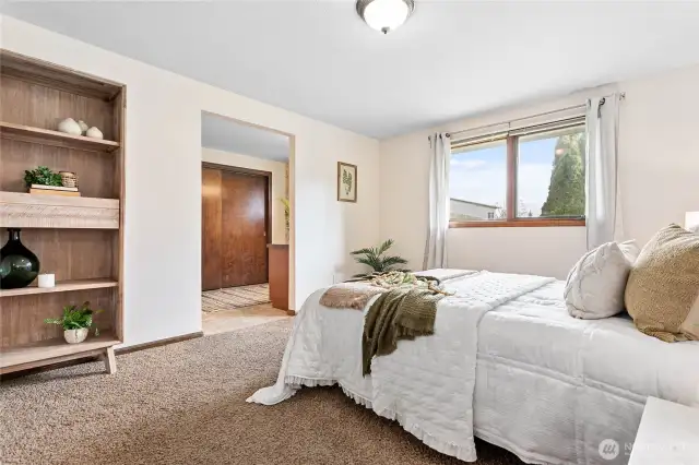 Main floor owner's suite w/ensuite bath