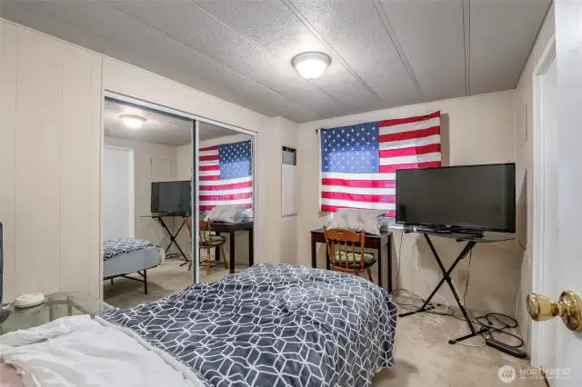 2nd bedroom with access to the main bathroom