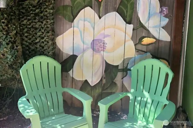 A nice exterior sittinig area next to beautiful artwork.