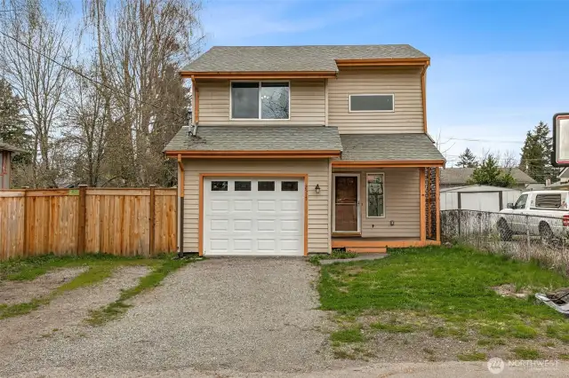 Welcome Home! Lots of Parking!