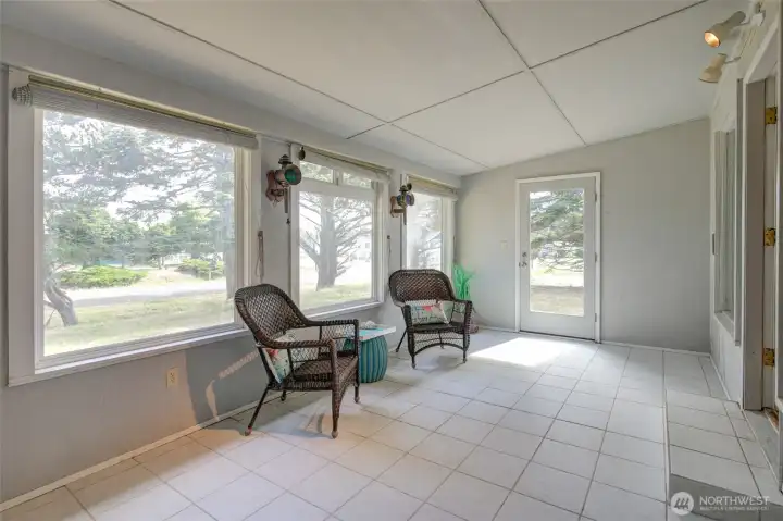 Amazing, bright sunroom - perfect to enjoy on sunny and stormy days