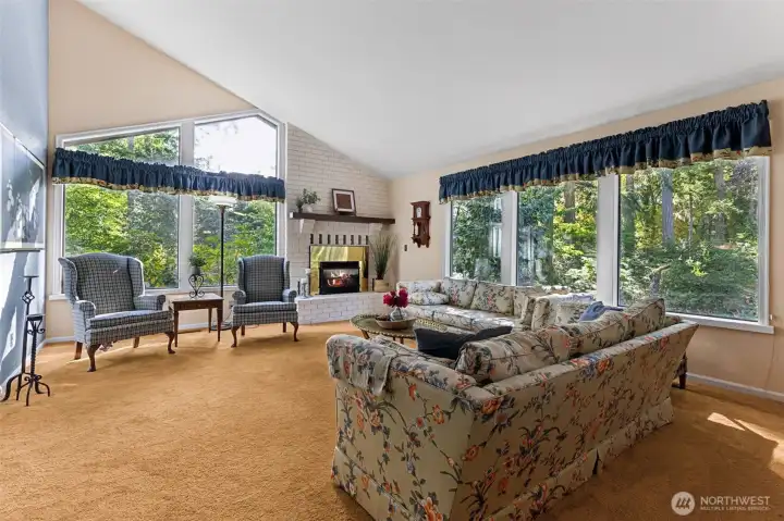 Large living room w/tons of natural light!