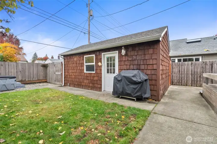 One car garage accessible to the alley.