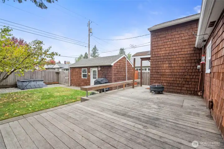 Beautiful deck for enteraining.