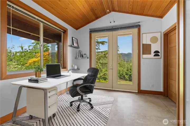 Office (or bedroom) right off of entry