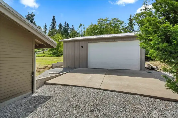 Detatched 3 car garage/shop 1000+ sq feet