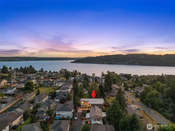 Located just minutes from 405, LW parks, Kennydale Beach, Coulon Park, The Landing, Bellevue/Seattle, Boeing, Sea-Tac & the East Trail for walking & biking.
