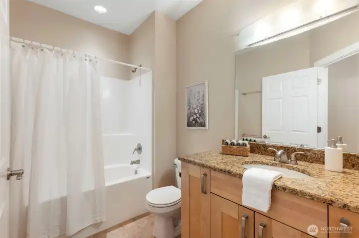 Full hallway bath