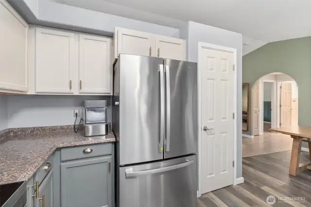 Stainless appliances and look...A Pantry!!