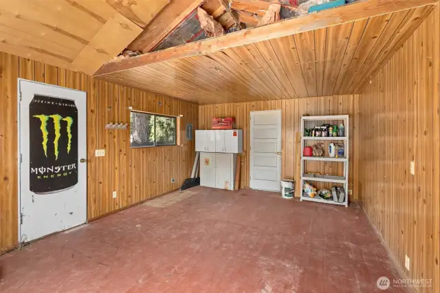 Inside the Studio could be made really cute! Needs some TLC. Also needs electricity.