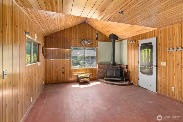 Studio needs some creativeness and TLC, but has so much potential. Needs electricity.
