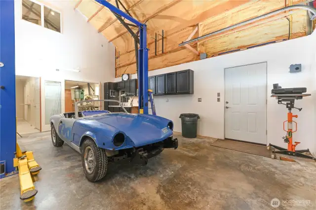 Now, here’s where it gets serious: a 9,000lb car lift that makes all your automotive projects easier and more efficient, taking your garage to the next level.