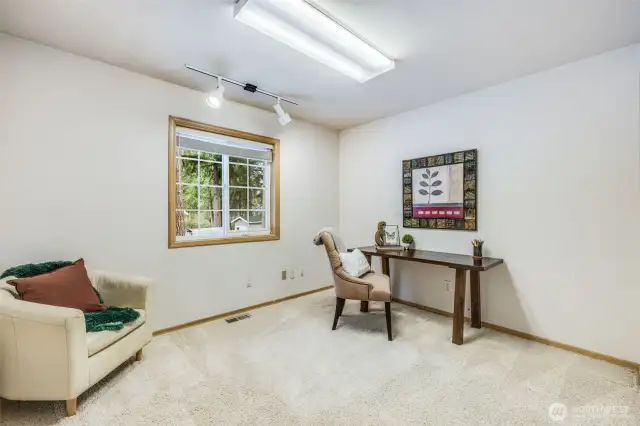 Den or 3rd bedroom with closet.