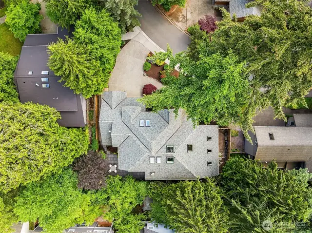 Stroll to Kirkland pedestrian bridge, to Taylor Fields park (with 30+ acres of trails), stores, and ideally located ~ just minutes to Downtown Kirkland, Bellevue, Microsoft, & more! Lauded, award-winning Lake Washington School District.     A special and unique residence to call HOME!