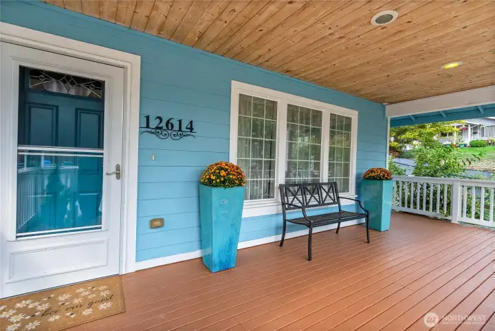 Large front porch, so that you can get some fresh air during our wonderful rainy season:   )