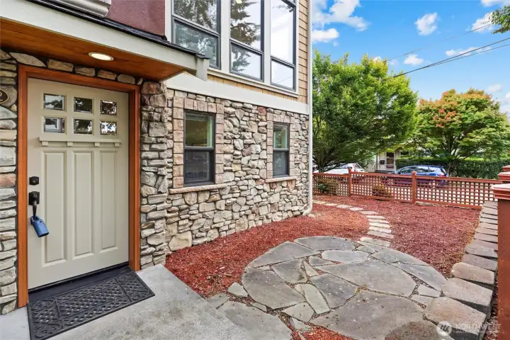 Entrance with corner yard.
