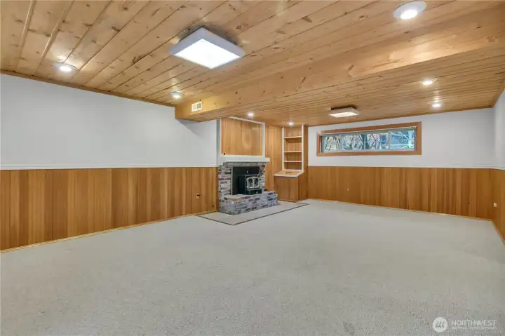 Large space for gatherings, watching movies or playing games