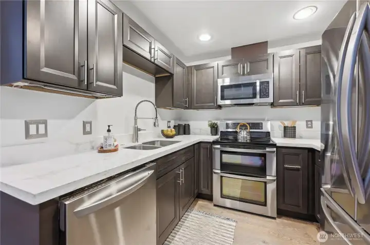 Here's a close up of the newly renovated kitchen, stunning!