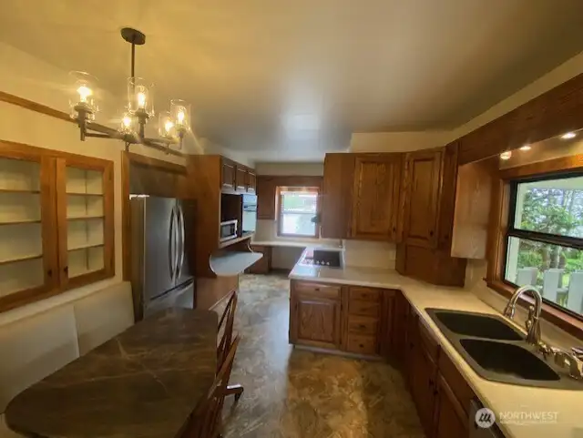 There is a lot of storage in the kitchen. There is a lot of storage in the kitchen.