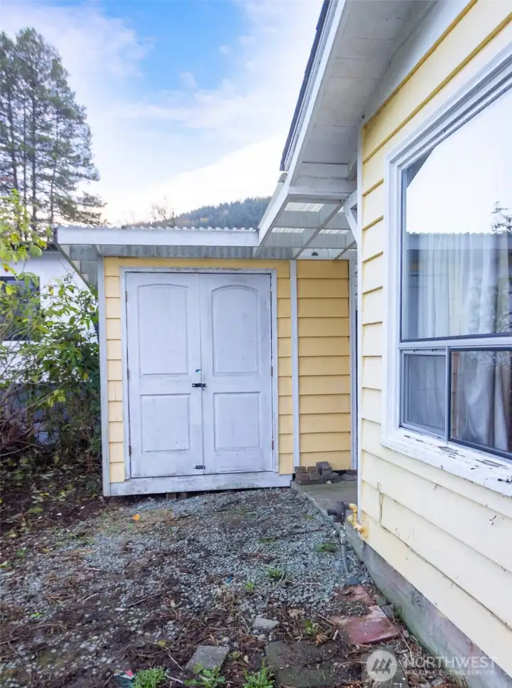 Handy storage shed! Handy storage shed!