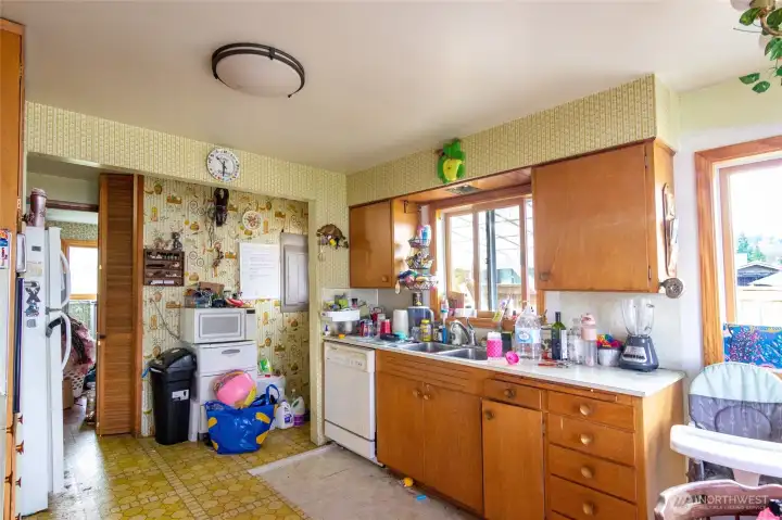 Great light in the kitchen too! Great light in the kitchen too!