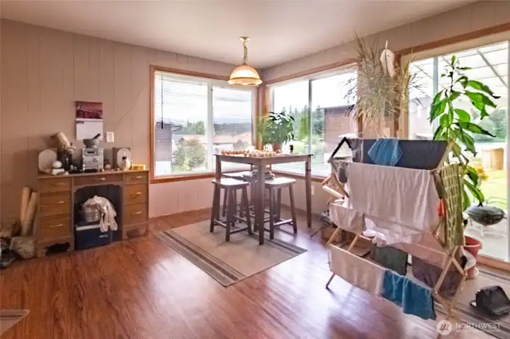 Tons of light fill the dining and living areas. Tons of light fill the dining and living areas.