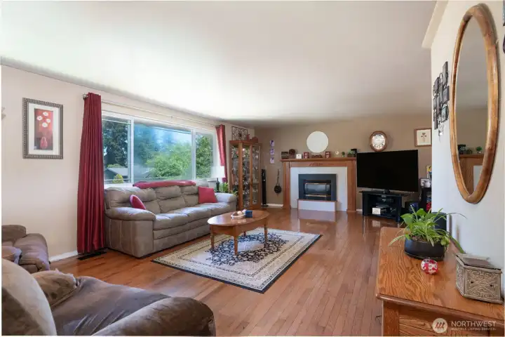 Perched up high, you have lovely territorial views, a view of Mt. Rainier, and great breezes through open windows.A gas fireplace adds instant ambience and warmth.