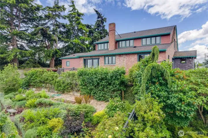 Welcome to a very magical place, uptown so close to everything.  Views of the city, Cascade Mountains, Straits of Juan De Fuca, Islands, and Port Townsend Bay, from the kitchen and front deck.  Watch the ferries come and go between the city and Whidbey Island