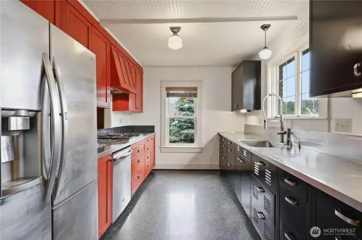 Stainless steel appliances, plenty of cupboards, propane stove, and lots of counter space for food preperation.  What a delight to have the view out the kitchen window while preparing and cleaning up after meals.