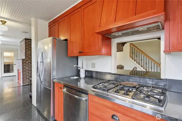 The pass through is perfect for enteraining and acess to the dining area.
