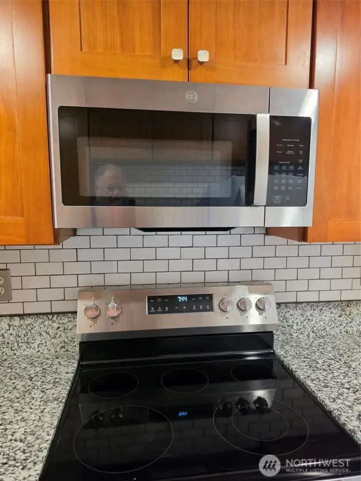 Yet, another pic of stove top & micro.