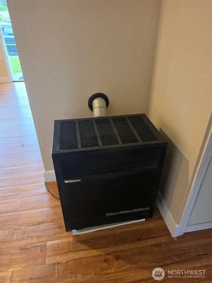 Effective gas heater in its own alcove so it is out of the way but heats the entire place.