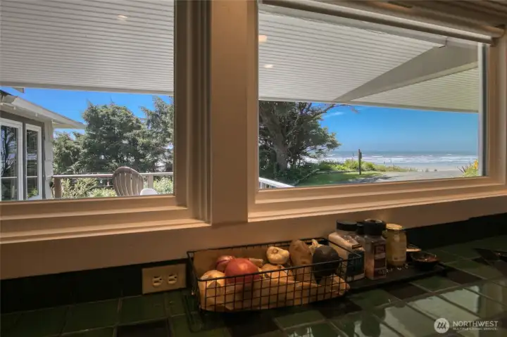 Views the ocean at the eating bar