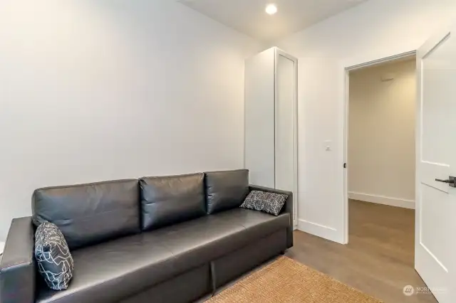 Den could turn into 5th bedroom