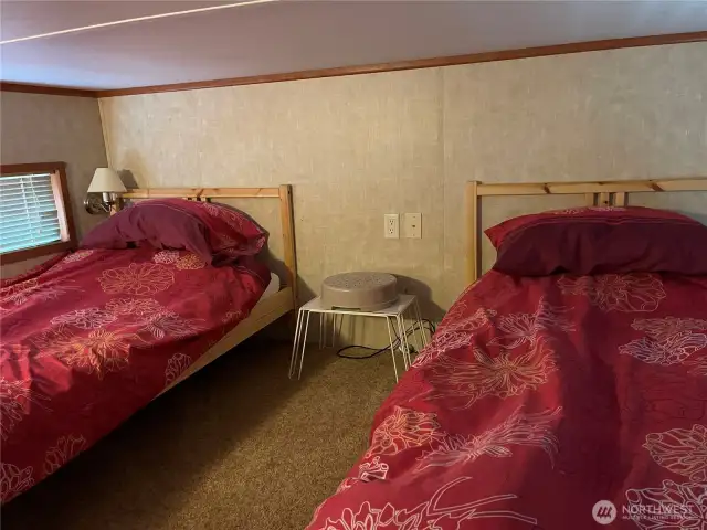 Comes with the 2 beds on one side of loft.