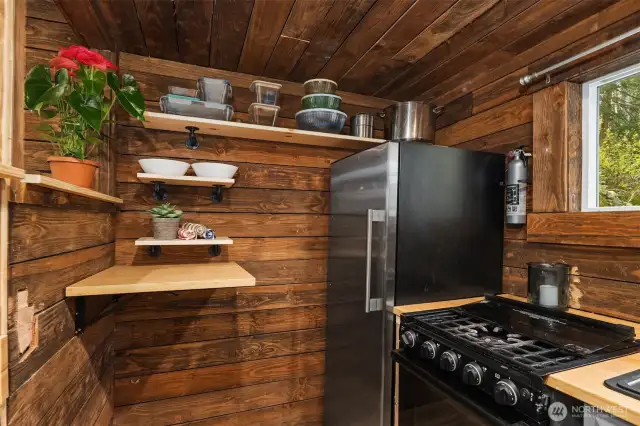Drop down table to the left for additional kitchen prep space.